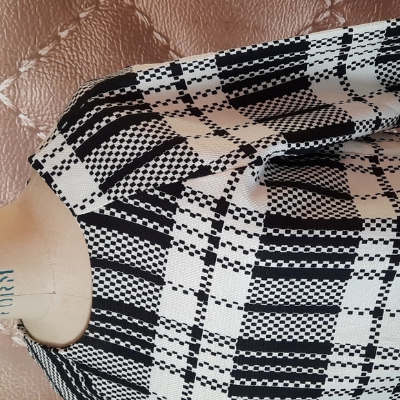 Terrific New B/W Plaid Tunic Top. - Picture 2 of 6